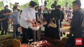 Sejumlah Tokoh Antar Jenazah Ibunda Chairul Tanjung ke Liang Lahat