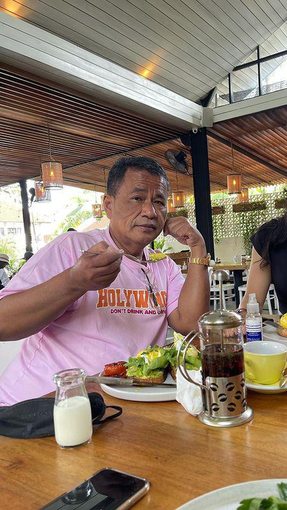 Penampilan terbaru Hotman Paris dengan wajah lesu dan tubuh kurus menjadi sorotan&period; Yuk kita intip potretnya&excl;