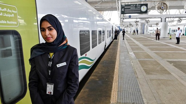 Arab Saudi tengah melatih perempuan untuk mengemudikan kereta api di Haramain High Speed Railway. Nantinya, mereka akan digaji setara Rp30,6 juta.