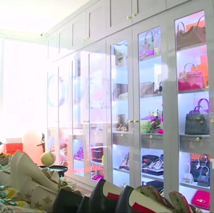 <p>Dokter Gladys juga memiliki tempat khusus untuk wardrobe-nya. Di tempat ini, dia menyimpan barang-barang mewahnya mulai dari baju, tas, hingga sepatu. (Foto: YouTube TRANS TV Official)</p>