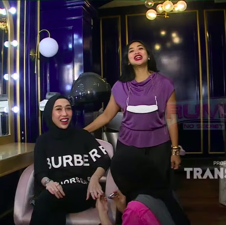 <p>Di lantai satu rumah dr. Gladys, Bunda akan melihat ruang khusus yang dijadikan salon nih. Di sini, keluarga dan teman-temannya bisa melakukan pijat, spa, creambath, dan sebagainya. (Foto: YouTube TRANS TV Official)</p>