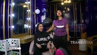<p>Di lantai satu rumah dr. Gladys, Bunda akan melihat ruang khusus yang dijadikan salon nih. Di sini, keluarga dan teman-temannya bisa melakukan pijat, spa, creambath, dan sebagainya. (Foto: YouTube TRANS TV Official)</p>