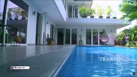 <p>dr. Gladys memiliki rumah yang besar dan luas. Ia bahkan memiliki kolam renang yang cukup besar di dalam rumahnya (Foto: YouTube TRANS TV Official)</p>