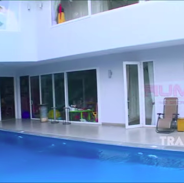 <p>Tak hanya itu, kolam renang di rumah dr. Gladys juga sangat besar lho, Bunda. (Foto: YouTube TRANS TV Official)</p>