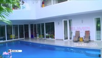 <p>Tak hanya itu, kolam renang di rumah dr. Gladys juga sangat besar lho, Bunda. (Foto: YouTube TRANS TV Official)</p>