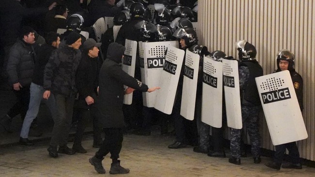 Kerusuhan pecah di Kazakhstan, sebanyak 28 polisi dan 16 pendemo tewas, ada aparat yang tewas ditemukan dalam kondisi terpenggal.