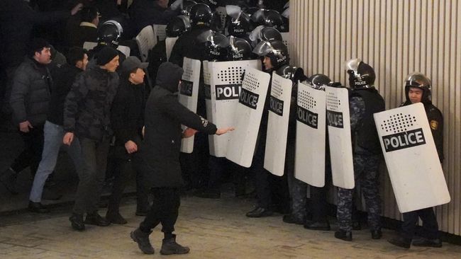 Kazakhstan Rusuh, 28 Polisi dan 16 Pendemo Tewas, Aparat Dipenggal Kerusuhan pecah di Kazakhstan, sebanyak 28 polisi dan 16 pendemo tewas, ada aparat yang tewas ditemukan dalam kondisi terpenggal.