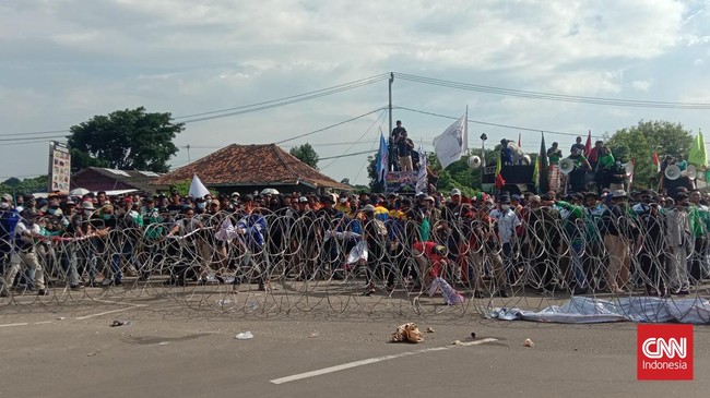 Ribuan buruh dan mahasiswa kembali mengepung kantor Gubernur Banten. Mereka menuntut revisi UMK 2022.