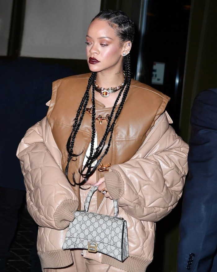 Rihanna melengkapai gaya swaggy andalannya dengan tas Balenciaga Hourglass berhiaskan corak logo Gucci. Foto: Instagram Gucci