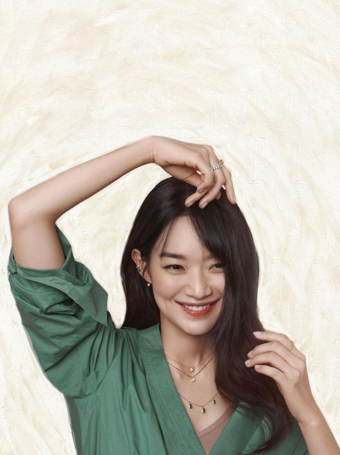 Selain potret sang aktris dengan gaun putih, Shin Min Ah juga tampil dengan gaun berwarna sage green yang membuat penampilannya makin memukau./ Foto: instagram.com/ament_official