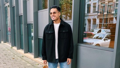 Ragnar Oratmangoen sedang menjalani proses naturalisasi untuk jadi Warga Negara Indonesia. Oratmangoen mengaku ibunya sempat kaget dengan keputusan tersebut.