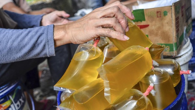 Menperin mengatakan terdapat anomali distribusi minyak goreng curah bersubsidi di sejumlah daerah karena harga masih mahal.