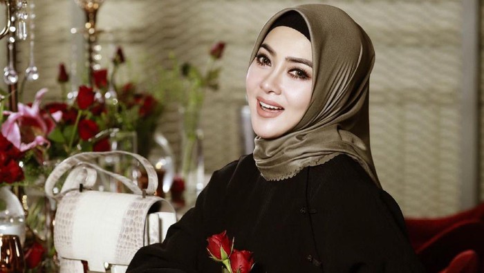 Bukan Spirit Doll, 5 Artis Indonesia Ini Justru Punya Hobi Koleksi 'Mahal' Berikut Lho!