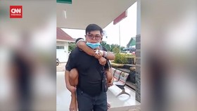 VIDEO: Sopir Ambulans Gendong Pasien Ke UGD Gara-Gara Jalan Rusak