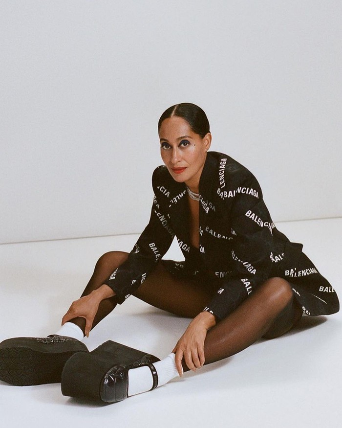 Blazer hitam yang klasik dan timeless menjadi pilihan aktris Tracee Ellis Ross untuk bergaya boyish. Foto: Instagram Tracee Ellis Ross