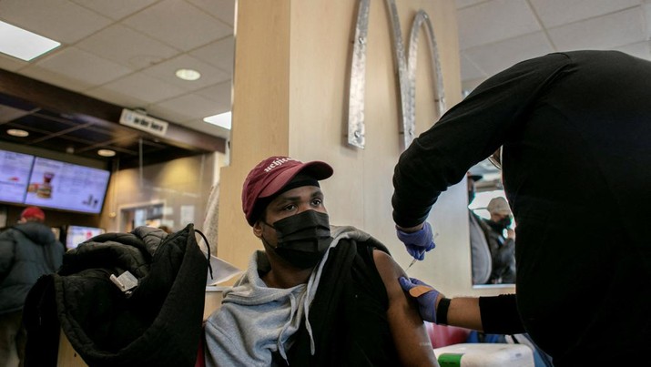 Seorang pria menerima suntikan booster coronavirus (COVID-19) di McDonald's, ketika varian coronavirus Omicron menyebar ke seluruh negeri di Chicago, Illinois, AS (21/12/2021). (REUTERS/Jim Vondruska)