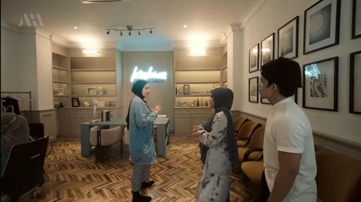 Kabar tak menyenangkan datang dari Irwansyah&comma; rumah mewahnya jadi jaminan dan akan dilelang karena ulah sang adik&period; Yuk intip potretnya&excl;