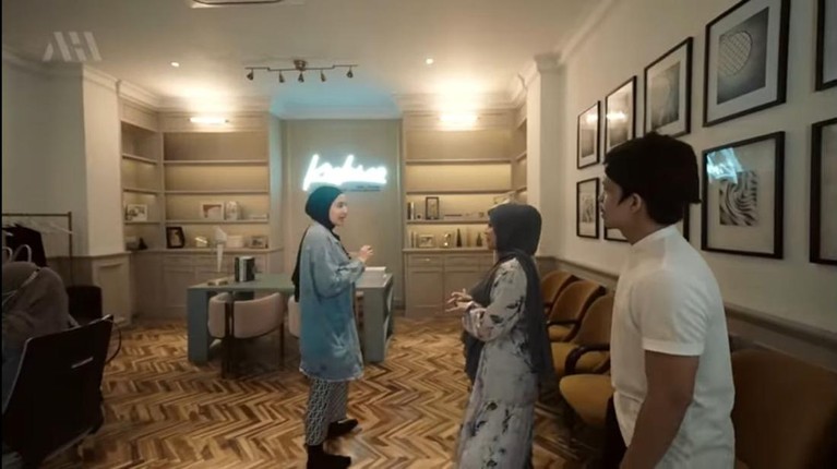 10 Potret Rumah Irwansyah Kabar tak menyenangkan datang dari Irwansyah, rumah mewahnya jadi jaminan dan akan dilelang karena ulah sang adik. Yuk intip potretnya!