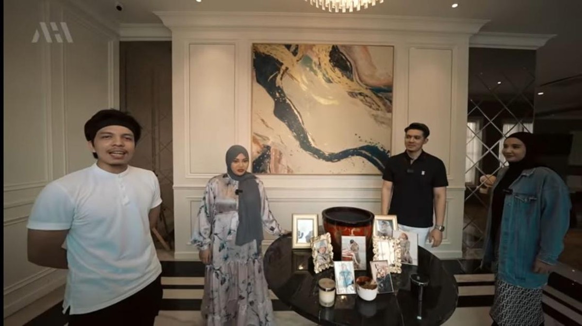 Kabar tak menyenangkan datang dari Irwansyah&comma; rumah mewahnya jadi jaminan dan akan dilelang karena ulah sang adik&period; Yuk intip potretnya&excl;