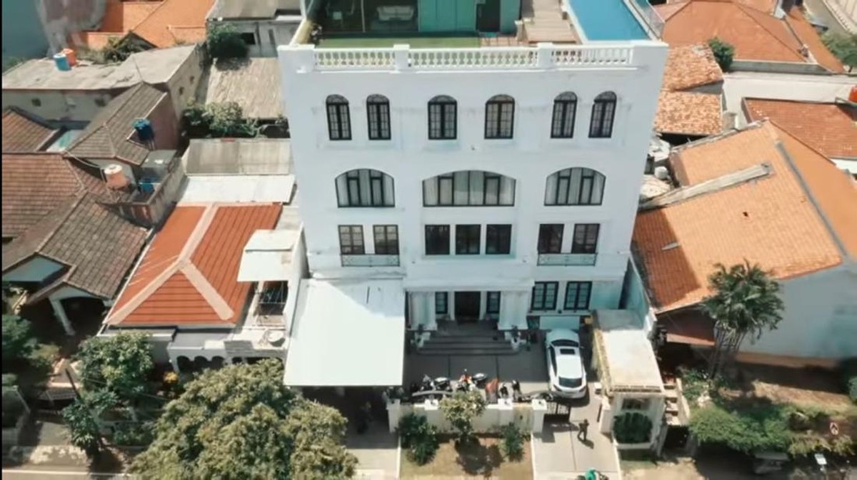 Kabar tak menyenangkan datang dari Irwansyah&comma; rumah mewahnya jadi jaminan dan akan dilelang karena ulah sang adik&period; Yuk intip potretnya&excl;