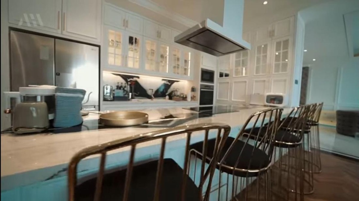 Kabar tak menyenangkan datang dari Irwansyah&comma; rumah mewahnya jadi jaminan dan akan dilelang karena ulah sang adik&period; Yuk intip potretnya&excl;