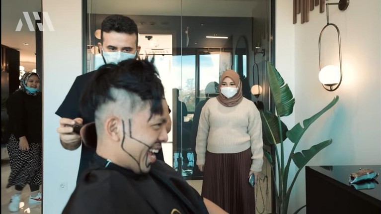 7 Potret Atta Halilintar Transplantasi Rambut Susul Anang Hermansyah, Atta Halilintar juga mengubah penampilannya dengan transplantasi rambut. Yuk intip!