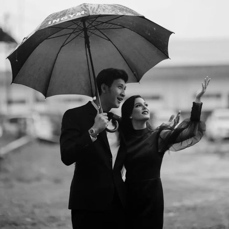 8 Prewedding Aditya Zoni & Yasmine Aditya Zoni dan Yasmine baru saja menjalani sesi pemotretan prewedding mereka dengan berbagai tema. Yuk intip!