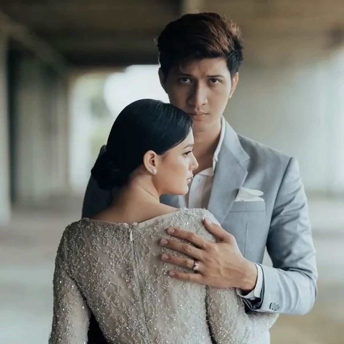 Aditya Zoni dan Yasmine baru saja menjalani sesi pemotretan prewedding mereka dengan berbagai tema&period; Yuk intip&excl;