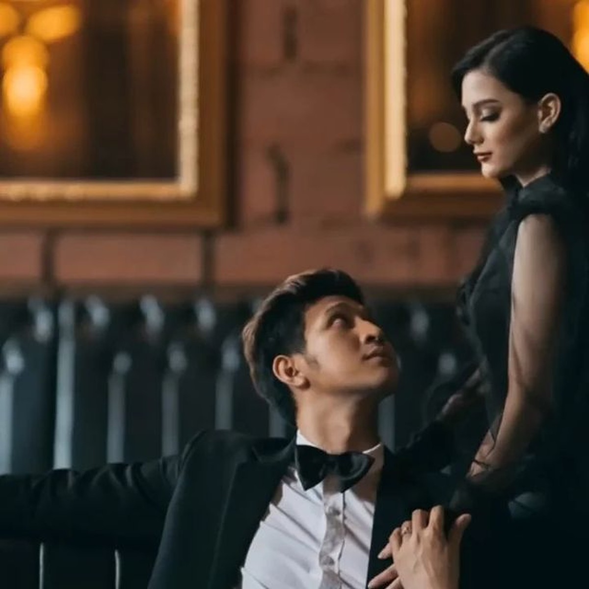 Aditya Zoni dan Yasmine baru saja menjalani sesi pemotretan prewedding mereka dengan berbagai tema&period; Yuk intip&excl;