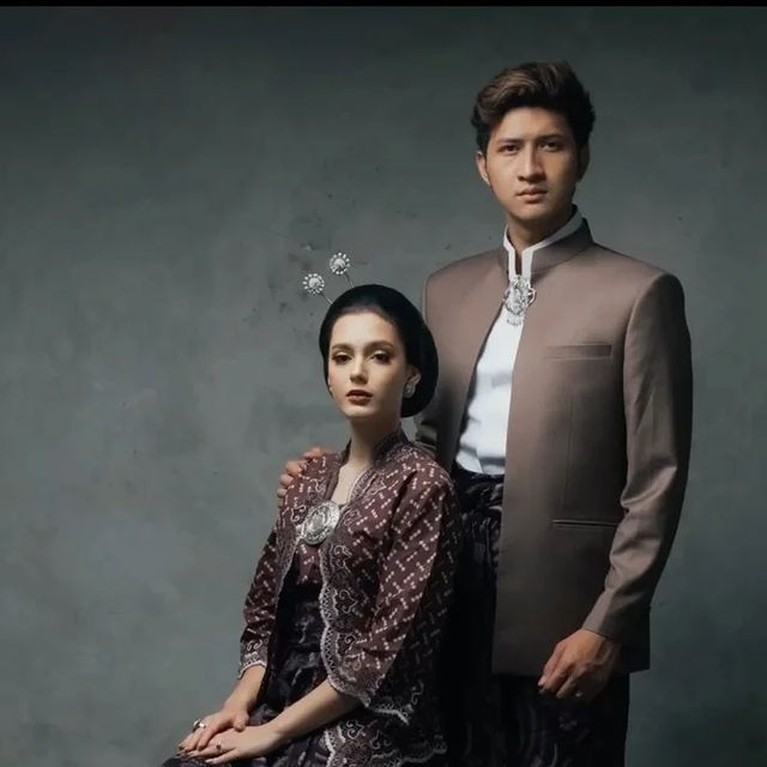 8 Prewedding Aditya Zoni & Yasmine Aditya Zoni dan Yasmine baru saja menjalani sesi pemotretan prewedding mereka dengan berbagai tema. Yuk intip!