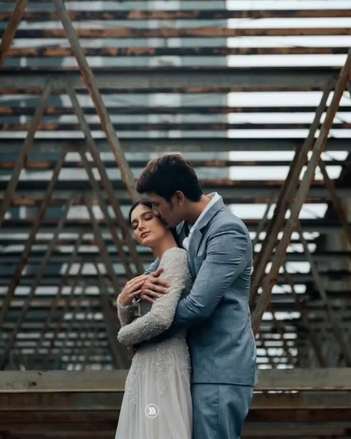 Aditya Zoni dan Yasmine baru saja menjalani sesi pemotretan prewedding mereka dengan berbagai tema&period; Yuk intip&excl;