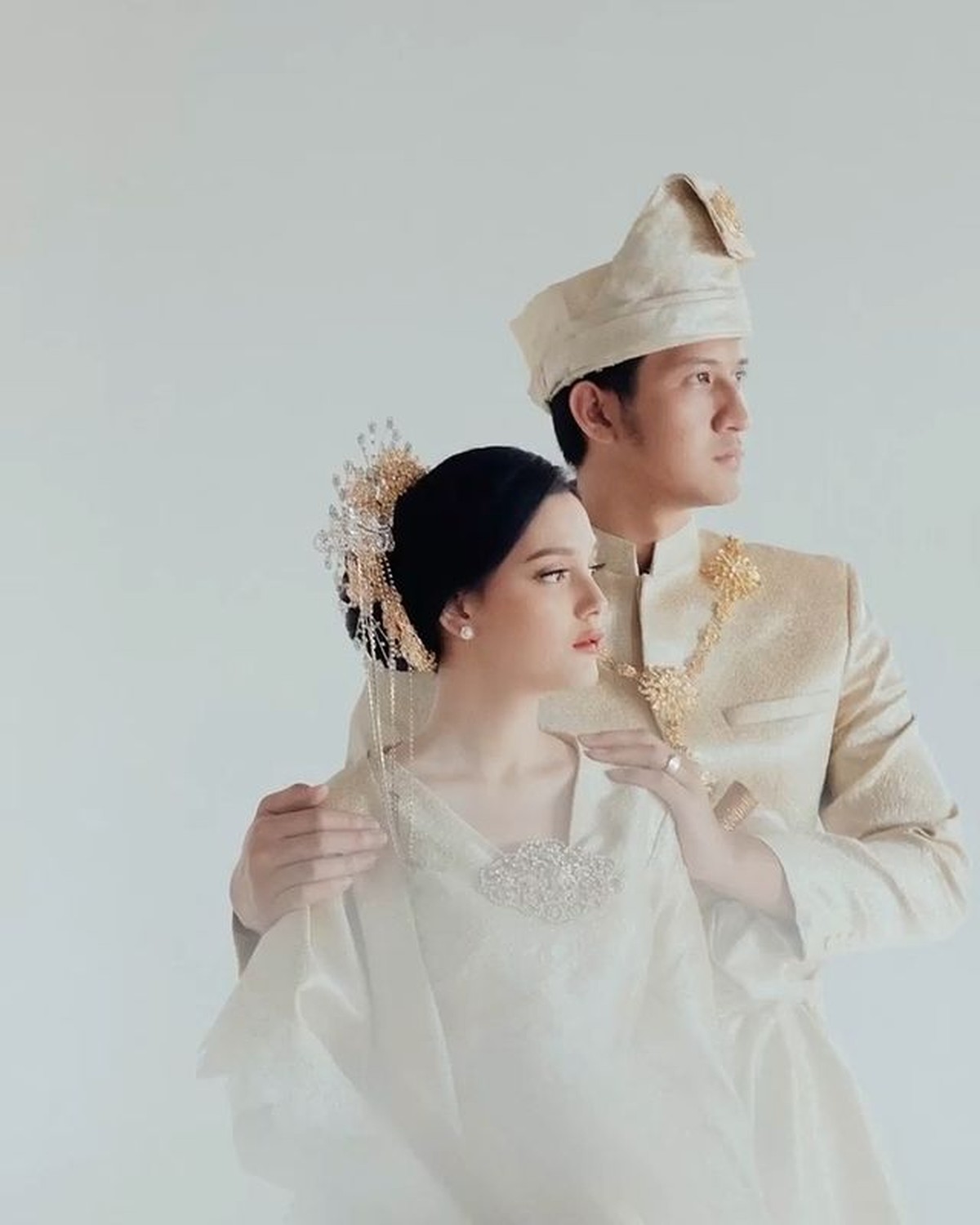 Aditya Zoni dan Yasmine baru saja menjalani sesi pemotretan prewedding mereka dengan berbagai tema&period; Yuk intip&excl;