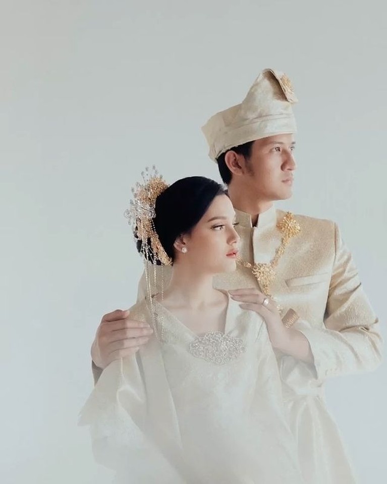 8 Prewedding Aditya Zoni & Yasmine Aditya Zoni dan Yasmine baru saja menjalani sesi pemotretan prewedding mereka dengan berbagai tema. Yuk intip!