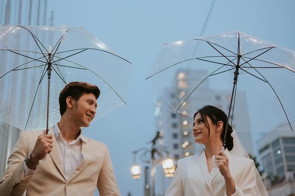 Aditya Zoni dan Yasmine baru saja menjalani sesi pemotretan prewedding mereka dengan berbagai tema&period; Yuk intip&excl;