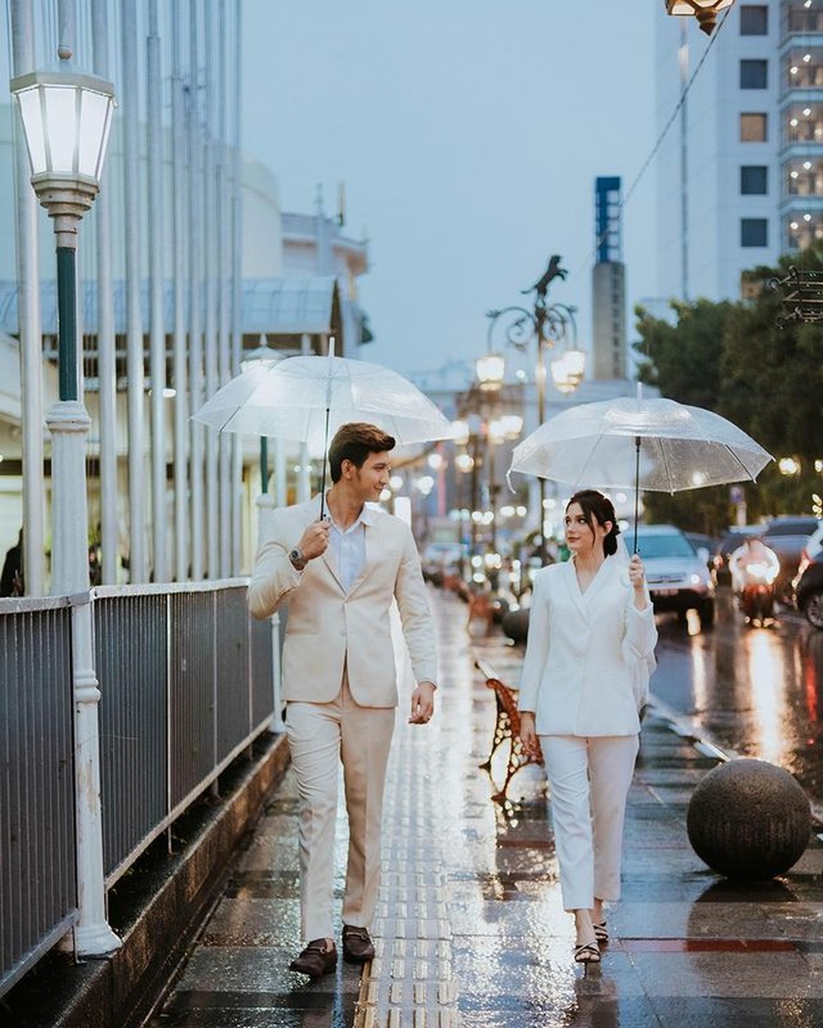 Aditya Zoni dan Yasmine baru saja menjalani sesi pemotretan prewedding mereka dengan berbagai tema&period; Yuk intip&excl;