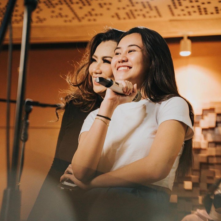 <p>Menggeluti dunia musik seperti Ibunda, Aaliyah sering tampil membawakan lagu di atas panggung bersama Reza Artamevia. (Foto: Instagram @aaliyah.massaid)</p>