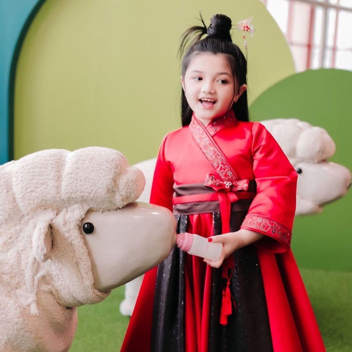 <p>Di perayaan ulang tahunnya yang ke-7, Arsy berdandan ala Mulan. Ia mengenakan pakaian serba merah dengan tatanan rambut ala perempuan Cina. (Foto: Instagram @queenarsy)</p>