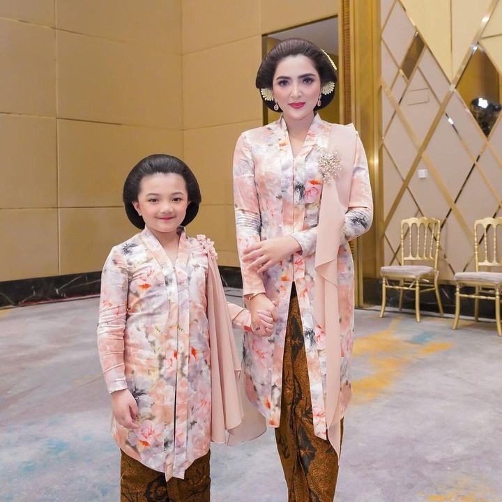 <p>Saat prosesi siraman sang kakak, Aurel Hermansyah, Arsy memakai konde Jawa mirip sang Bunda. Penampilan Arsy ini banyak menuai pujian lho. (Foto: Instagram @queenarsy)</p>