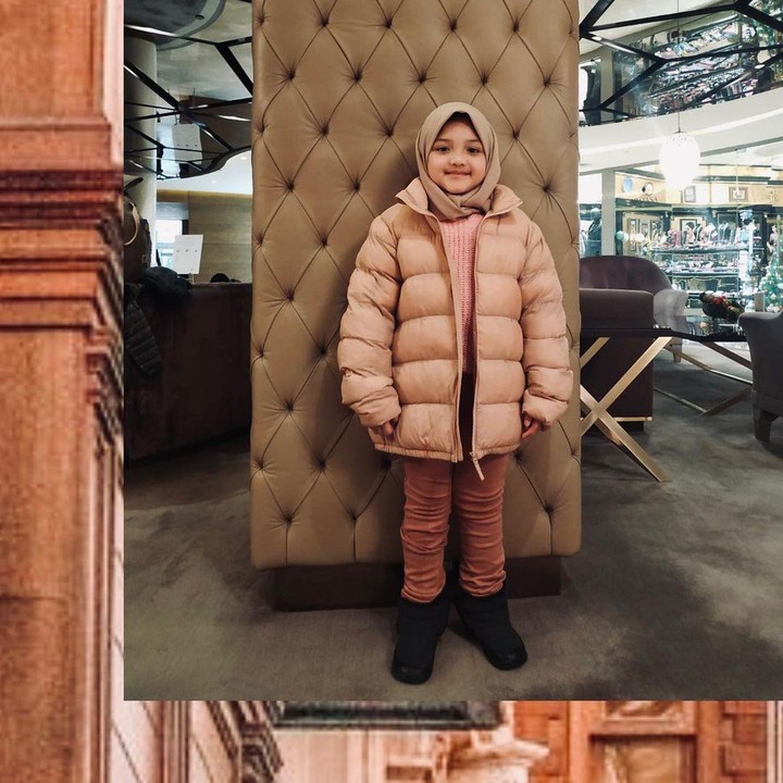 <p>Baru-baru ini ada yang berbeda dari penampilan Arsy. Bocah 7 tahun ini mulai sering mengenakan hijab, Bunda. Potret berhijab Arsy ini diambil saat dirinya tengah berlibur bersama keluarga ke Turki. (Foto; Instagram @queenarsy)</p>