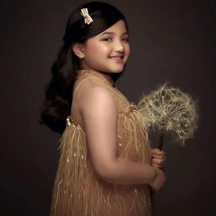 <p>Paras cantik dan menggemaskan Arsy kembali menjadi sorotan saat bergaya di photoshot. Enggak cuma jago nyanyi, bocah kelahiran 14 Desember 2014 ini juga tampak luwes bergaya di depan kamera. (Foto: Instagram @queenarsy)</p>