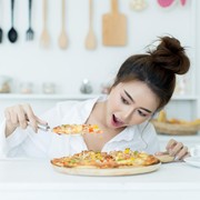 Doyan Banget Makan, 4 Zodiak Ini Punya Hobi Kulineran, Cocok Jadi Food Vlogger!