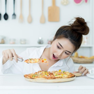 img-title Doyan Banget Makan, 4 Zodiak Ini Punya Hobi Kulineran, Cocok Jadi Food Vlogger!