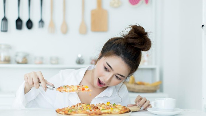 Doyan Banget Makan, 4 Zodiak Ini Punya Hobi Kulineran, Cocok Jadi Food Vlogger!