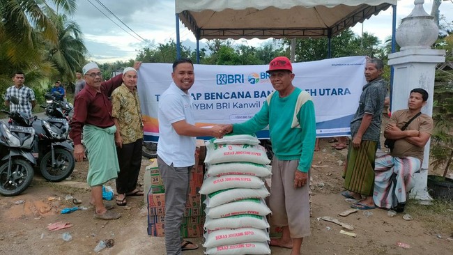BRI memberikan bantuan berupa paket sembako kepada masyarakat terdampak bencana banjir bandang di lima titik posko pengungsia di Aceh Utara.