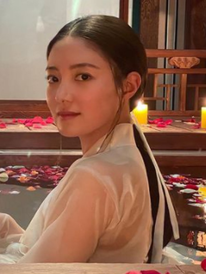 Dalam drama ber-genre sageuk The Red Sleeve, Lee Se Young berperan sebagai selir bernama Deok Im yang membuat penonton jatuh hati dengan keanggunannya. Bahkan, pesonanya pun sanggup membuat Raja Yi San (Lee Jun Ho) jatuh cinta padanya./ foto: instagram.com/seyoung_10