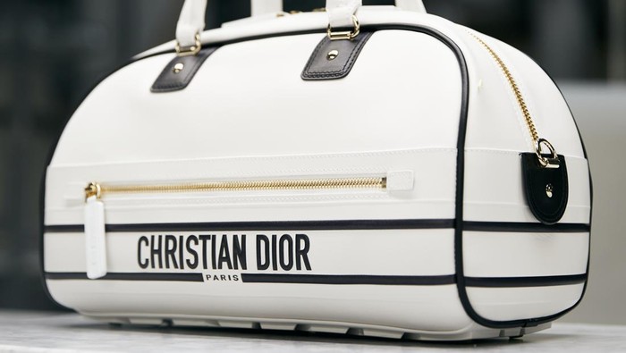 Intip Proses Pembuatan Dior Vibe! Tas Bergaya Sporty Terbaru dari Dior yang Siap Menjadi Incaran Para Fashionista Intip Proses Pembuatan Dior Vibe! Tas Bergaya Sporty Terbaru dari Dior yang Siap Menjadi Incaran Para Fashionista