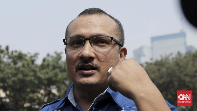 Pegiat media sosial Ferdinand Hutahaean resmi jadi tersangka dan ditahan usai viral cuitan 'Allahmu Lemah'.