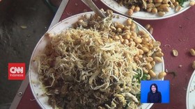 VIDEO: Mencicipi Soto Ayam 2 Ribu & Bubur Ayam Porsi Besar
