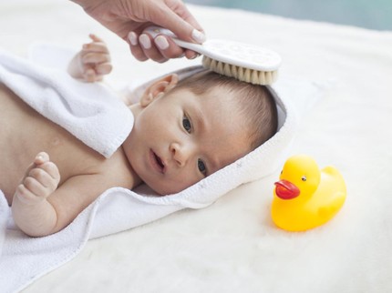 9 Cara Melebatkan Rambut Bayi Secara Alami, Bunda Perlu Tahu