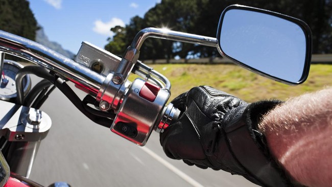 Memakai sarung tangan saat berkendara motor nyatanya punya sejumlah manfaat, tak cuma melindungi saja.